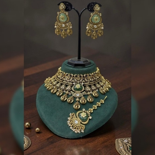 Elegant Party Wear Kundan Choker Set