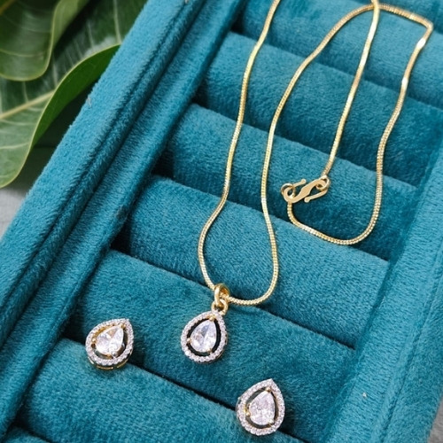 Tiny Glow Everyday Pendant Set